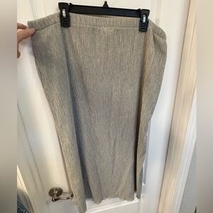 Women’s Elegant Light Green Crushed Skirt Size Medium - FITS LARGER!!!!